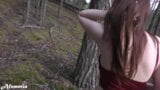 Cette petite amie excitée adore se promener nue dans les bois snapshot 15