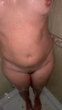 Une MILF sexy se douche snapshot 9