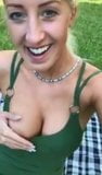 Hermosa rubia se masturba en el campo junto a su novio desprevenido snapshot 2