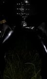 Gummi-Puppe im schwarzen Latex-Catsuit snapshot 10