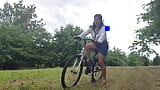 Die vollbusige Studentin ExpressiaGirl fickt und kommt auf einem Fahrrad in einem öffentlichen Park snapshot 6