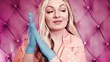 Asmr: fetiche de guantes de nitrilo azul - sonido caliente - milf en abrigo de pvc rosa (arya grander) snapshot 9