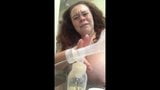 Procace donna di razza mista che pompa il latte dai suoi grandi capezzoli snapshot 8