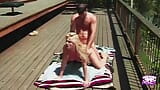 El chico penetra sexy rubia bimbo al aire libre en la terraza en moda retro snapshot 4