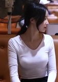 Aqui está Yeonwoo mostrando seus peitos em uma camiseta snapshot 1