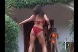 Le ragazze tettone ballano e giocano a bordo piscina snapshot 4