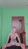 Erotischer Tanz einer Teenager-Blondine, Striptease eines Schulmädchens snapshot 2