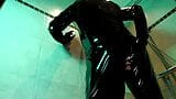 Rubberboy wichsen im Badezimmer snapshot 4