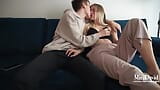 Schätzchen wird gut gefickt und auf der couch gesichtsbesamt - amateur-sextape snapshot 1