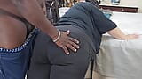 Sexy milf bionda formosa con culo grosso in pantaloni da yoga fa twerking e prende in giro un ragazzo nero, con conseguente sborrata sul culo (spara un grande carico) snapshot 5