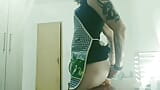 Sissy aniya - पोशाक और एप्रन में tgirl गृहिणी snapshot 4