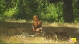 Blondines in het wilde westen in een open veld gaan naakt en hebben lesbische seks snapshot 17
