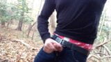 Öffentliches Wichsen im Wald, Hängen, wichsen und kommen. Ich wichse im Wald und komm in meine Jeans snapshot 2