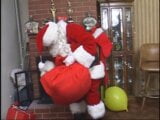 Wanita matang berpantat besar menghisap dan mengongkek zakar Santa yang gemuk snapshot 3