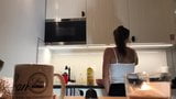 Perfekte Pokies auf der Küchenkamera, braless Sylvia und sie sind snapshot 8
