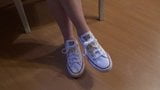 2 сексуальные тинки в туфлях Converse snapshot 1