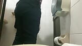Verpleegster pist in de badkamer van het ziekenhuis snapshot 1