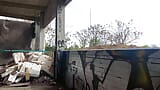 Eu punheto meu pau em uma rua abandonado snapshot 11