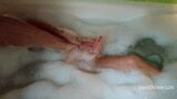 Un couple amateur fait l'amour dans la salle de bain avec des bougies snapshot 3