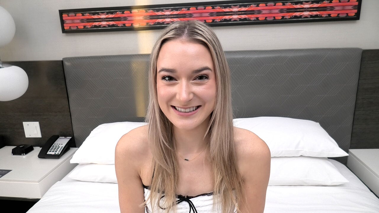Questa piccola bionda adolescente succhia un cazzo grasso