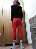 Divertimento a casa indossando un costume Zentai rosso snapshot 6