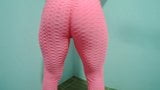 modelando en una rica leggins rosa snapshot 12