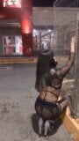 性感的女孩在肯塔基色情片前在公共场合脱衣服 snapshot 4