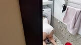 Meine sexy Stiefschwester steckt in ihrer Unterwäsche in der Waschmaschine und bittet um Hilfe snapshot 1