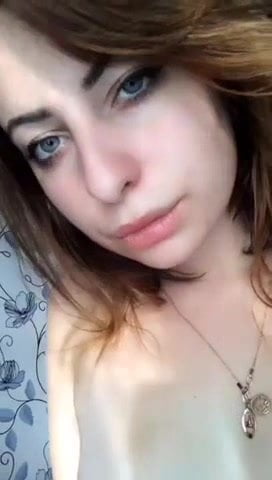 Бір қыз эротикалық кітап оқып отыр