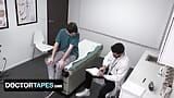 Doktor kasetleri - dakota lovell doktorunu ziyareti sırasında tam vücut muayenesi alıyor snapshot 2