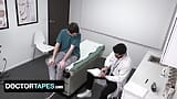 Doctor Tapes - Dakota Lovell reçoit un examen complet du corps lors de sa visite chez son docteur snapshot 2