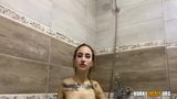 Горячая русская сосет член в ванне snapshot 4