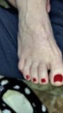 Esposa sexy pés e dedos do pé vermelhos snapshot 5