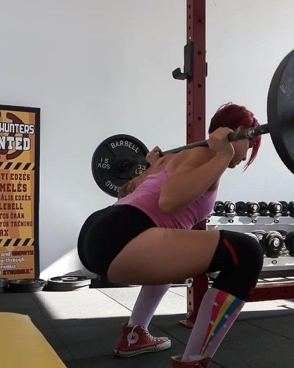 Anita k accovacciato 2