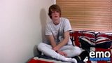 Ginger emo twink Kai Alexander bevredigt zichzelf op een bed snapshot 2