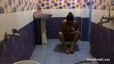 Une salope indienne à gros nichons sous la douche filmée par son mari snapshot 16