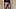 Sissy Bulge i duży tyłek pokazujący się w rajstopach po zdjęciu spódnicy