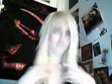 Une blonde sexy se caresse la chatte pendant le flux snapshot 1