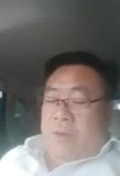 Chinesischer Papi chattet und wichst im Auto snapshot 18