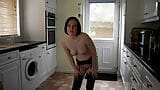 Sexy moglie con tette piccole balla nuda in calze snapshot 7