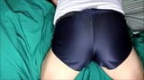 Blauwe nylon korte broek en groene lakens snapshot 5