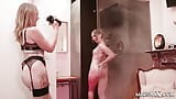 MARISKAX Makenzie leckt und bringt alice zum orgasmus snapshot 3