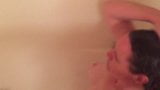 Femme amateur super sexy sous la douche snapshot 2