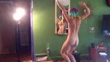 Chica muy peluda bailando snapshot 7