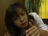 สาวเอเชียน่ารักใช้มือ snapshot 2