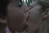 Lizandra e Karla se beijando snapshot 2