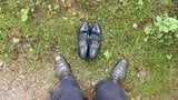 Pisse in Ehefrauen, blaue, klassische Lackpumps snapshot 1