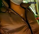 Ấn Độ bhabhi khoe bộ ngực trong áo khoác ở nơi công cộng snapshot 12
