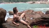 해변에서 맨손으로 질싸 당하는 하드코어 라틴계 운동 선수 snapshot 3