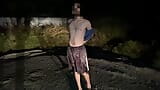 Un homme se déshabille et marche sur la voie publique la nuit snapshot 2
